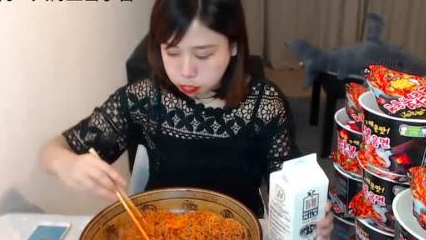 喜闻乐见，曾经火遍朋友圈的火鸡面终于凉了，网友：超难吃好么