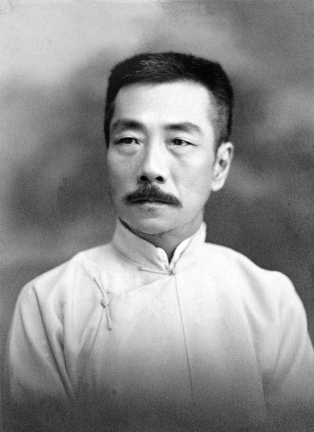 鲁迅当时每月工资350块大洋，如果换算成人民币，大概多少钱？