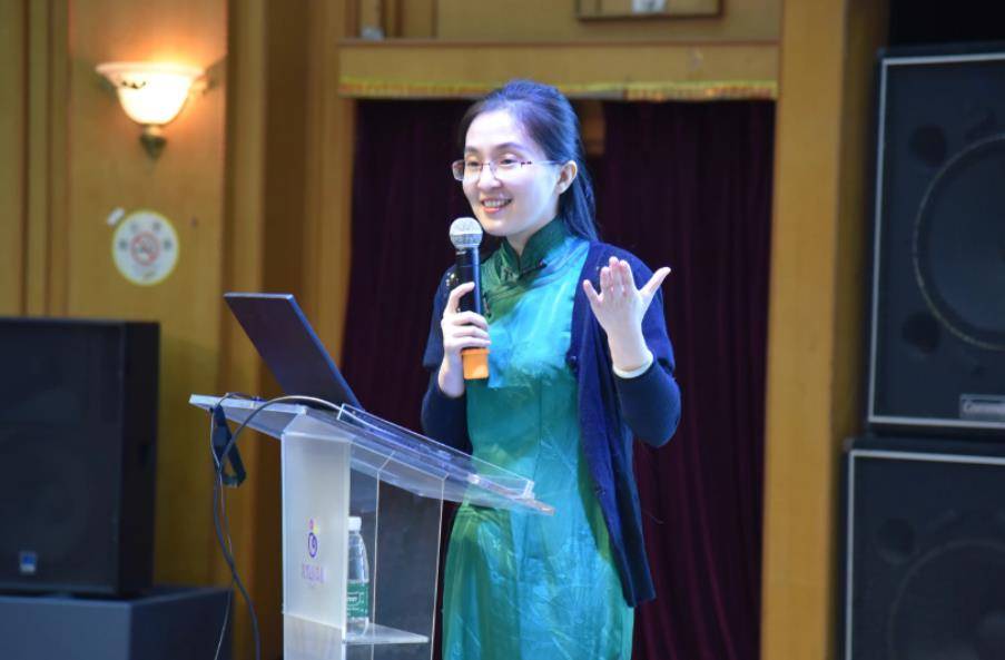 深圳网红女校长的人设崩塌史：抄遍网络，被揭发后有很多人同情她