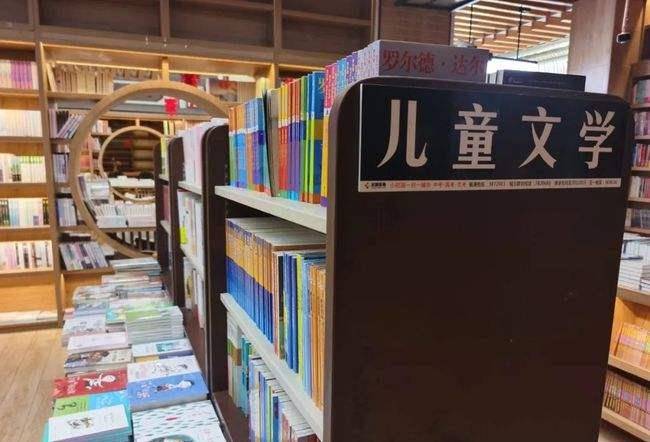 深圳网红女校长的人设崩塌史：抄遍网络，被揭发后有很多人同情她