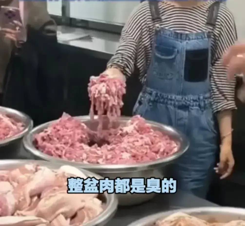 太黑心！中学食堂给学生吃臭肉，引发全网怒火，官方做出回应